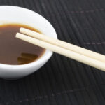 Hoisin Sauce und Essstäbchen